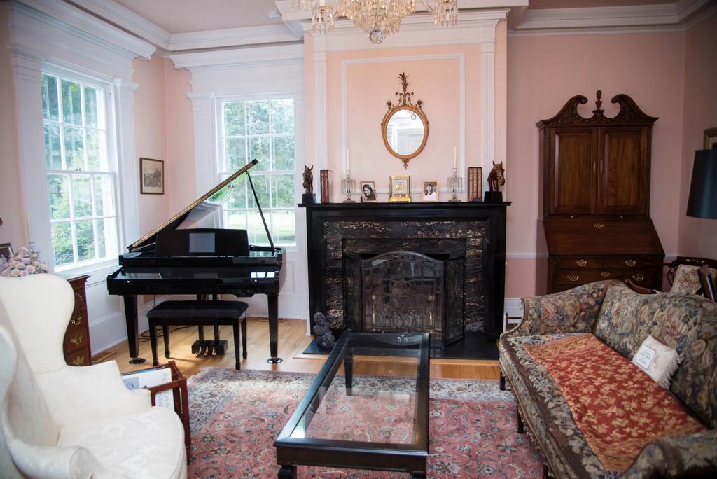 Bykenhulle House Bed And Breakfast Hopewell Junction Exterior photo