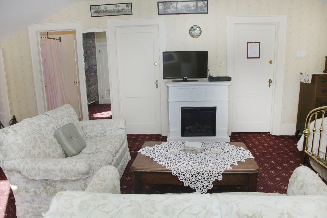 Bykenhulle House Bed And Breakfast Hopewell Junction Exterior photo